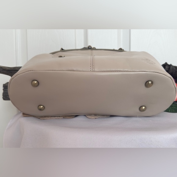 PATRICIA NASH ~ 3-D Leather Floral Appliqué Greige Crossbody w/Signature Lining - Picture 6 of 9